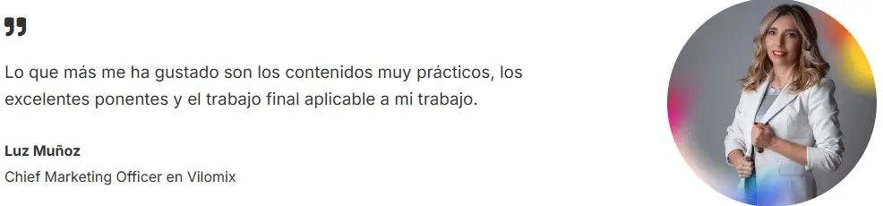 Testimonio de Luz Muñoz sobre el Máster Growth de Product Hackers, destacando contenidos prácticos y aplicabilidad al trabajo.